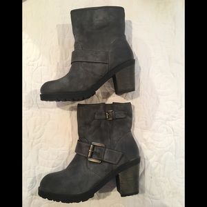 Ming chunky heeled grey boots, size 8